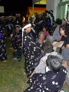 先輩たちの励ましを受けて、踊りに参加した女性たち