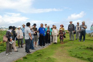 台風岩や植物などを見学した参加者ら＝21日、東平安名崎