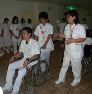 車いすの使用方法を学ぶ高校生たち＝10日、宮古病院
