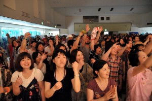 台風の影響で室内開催となったがアーティストたちの熱気あふれるステージで会場は盛り上がった＝27日、市中央公民館