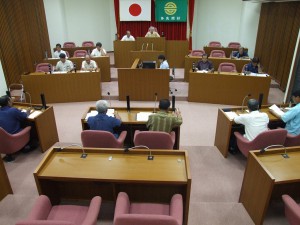 一般会計補正予算などを可決した＝21日、多良間村議会議場
