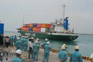 関係者らが見守る中、よね丸は那覇新港へ出航した＝27日、平良港