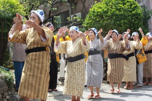 女性たちがクイチャーを踊り五穀豊穣を祈願した豊年祈願祭＝22日、漲水御嶽前
