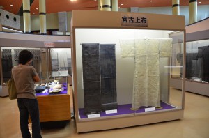 訪れた人たちは、美しく、奥深い織物の世界を堪能した＝26日、市総合博物館