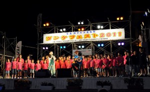 下地勇さん、砂川恵理歌さんと宮古島少年少女合唱団が「一粒の種」を披露するとフェスティバルは最高潮となった＝17日、うえのドイツ文化村