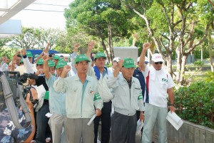 耕作放棄地解消へ「ガンバロウ」を三唱した参加者たち＝10日、市役所上野庁舎玄関前