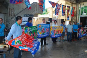 各部門の優勝者に大漁旗が贈られた＝19日、伊良部漁協