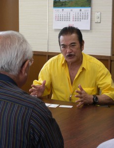下地市長を表敬訪問し、大神島での撮影に意欲を見せる千葉真一さん＝１日、市役所平良庁舎