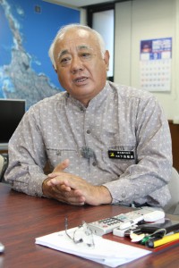 市町村合併６年を機にインタビューに答える下地敏彦市長