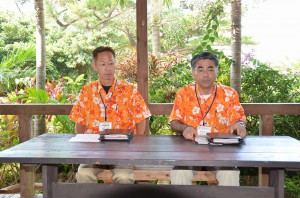 11月末での閉園を発表した西里社長（右）＝18日、宮古パラダイス