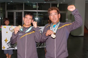 全国障害者スポーツ大会で優勝した野﨑君（左）と国仲さん＝25日、宮古空港