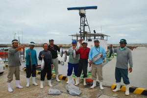 「尖閣諸島沖は豊かな漁場だった」と語る漁師ら＝12日、佐良浜漁港