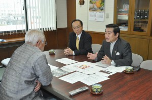 下地敏彦市長に宮古島産マンゴーの海外販売を提案する中嶋茂さん（右）＝15日、市役所平良庁舎