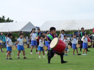 幼稚園児から高校生までの子ども太鼓教室は50人が登録。下地フェスティバルでデビューを飾った。