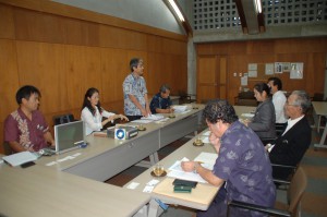 宮古島市視察団のメンバー（右）が名護市教育委員会から説明を受けた＝９日、名護市役所研修室