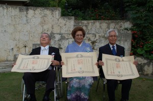 仲井真知事から勲章、勲記を授与された後、記念撮影する（左から）前里さん、下地さん、澤村さん＝４日、県知事公舎中庭