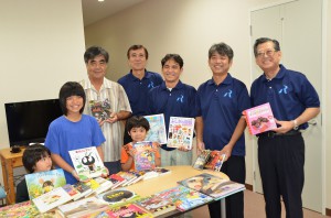同園の児童生徒たちに47冊の文庫が贈呈された＝15日、漲水学園・あけぼの学園