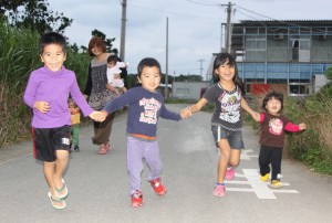 村内を元気に走り回る子どもたち。ふるさと活性化定住促進条例は子どもたちの健やかな成長を支援するという村の姿勢の表れだ
