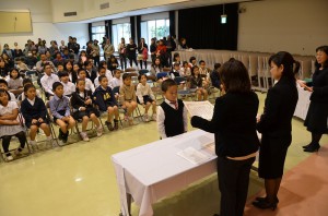 入賞した児童生徒に表彰状と記念品が贈られた＝17日、市中央公民