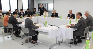 宮古島市と多良間村の概況について説明を聞く委員ら＝19日、市役所平良庁舎