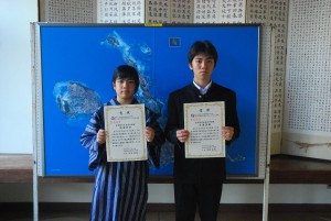 豊見親賞受賞を喜んでいた池田さん（左）と与儀さん＝14日、市中央公民館