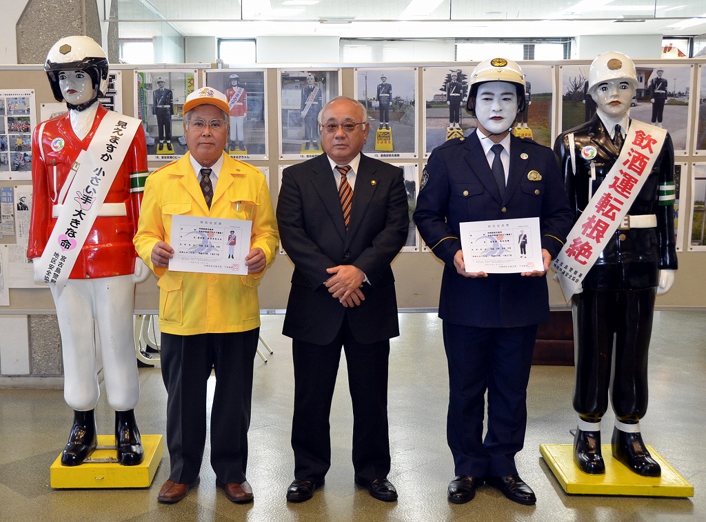 まもる君、まる子ちゃんに交付／市が特別住民登録 – 宮古毎日新聞社