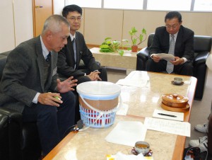 ウリミバエ放飼用のカゴを前に不妊虫放飼方法の変更内容が説明された＝17日、県宮古合同庁舎