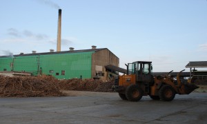 操業１カ月を迎えた宮糖多良間工場。約５８００㌧のサトウキビを搬入した＝14日、多良間村塩川