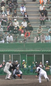本塁打を放ったＴ－岡田に拍手を送る観客＝11日、宮古島市民球場