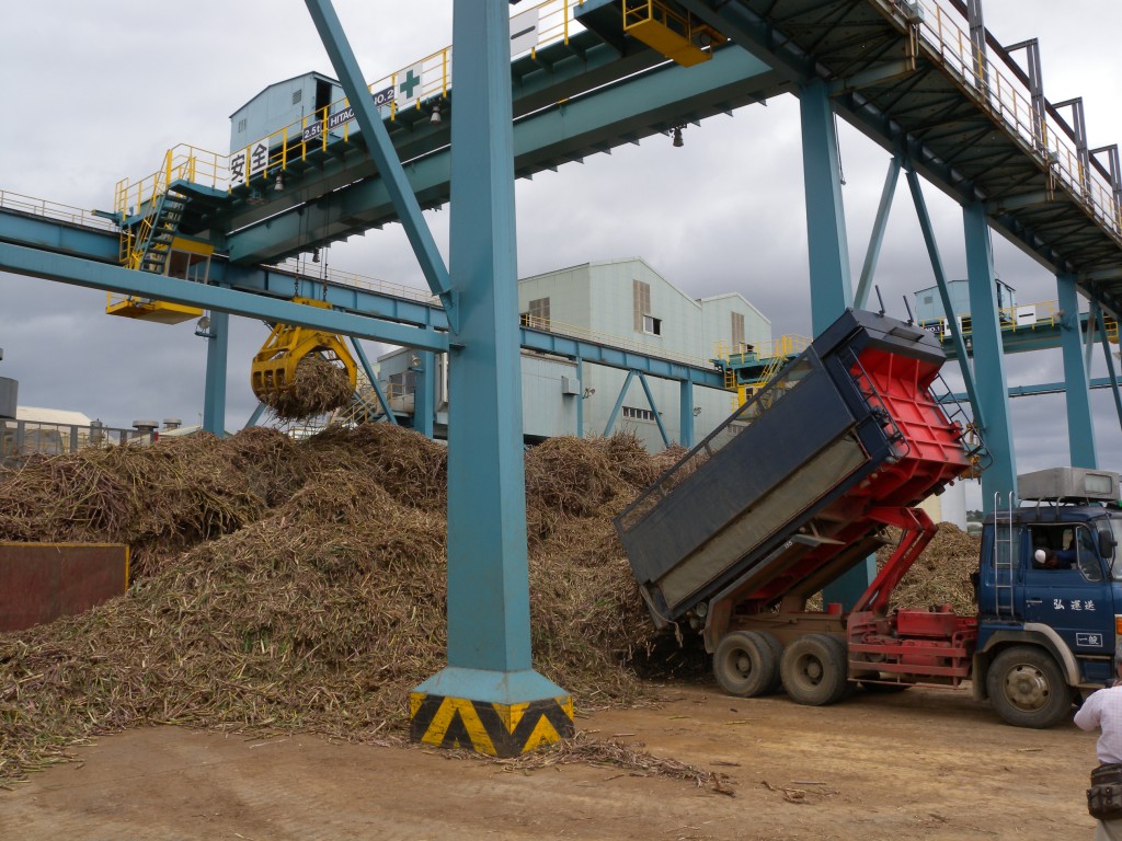 原料の搬入を終えた沖縄製糖宮古工場=13日、下地上地 宮古毎日新聞社ホームページ 宮古島の最新ニュースが満載! 原料の搬入を終えた沖縄製糖宮古工場=13日、下地上地 宮古毎日新聞社ホームページ 宮古島の最新ニュースが満載!