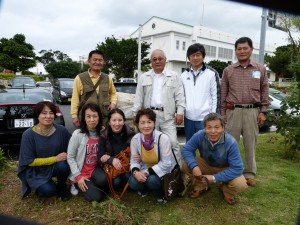 土作りに汗を流した下地市長と佐賀県「農業の会」の皆さん。後列右から2番目が前田さん