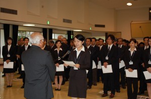 新規採用職員23人を代表して下地恵美さんが宣誓書を読み上げた＝２日、市中央公民館