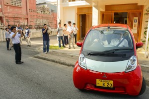 参加者は電気自動車を試乗した＝１１日、平良字西里
