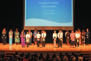 太平洋島しょ国など１４カ国１地域と国内の高校生６２人が集まり自国の首脳や代表向け提言を読み上げた＝２５日、マティダ市民劇場