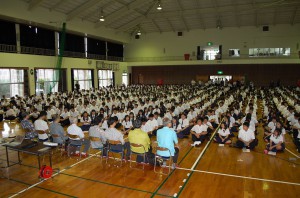 約８４０人余りの生徒たちが琉球大学の学部説明会に出席した＝１２日、宮古高校体育館