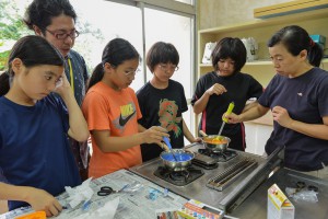 エコキャンドル作りに挑戦した児童たち＝１１日、福嶺小学校