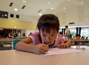おもしろ漢字検定に挑戦する児童ら＝７日、市中央公民館