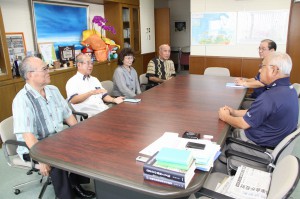 下地市長（右手前）に役員改選を報告する（左から）兼島前会長、古波蔵会長、富川副会長、宮國副会長＝２０日、市長室