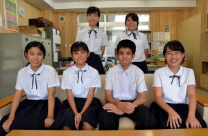全国中学生絵画コン沖縄地方展入賞者の皆さん。中央は全国コンで銅賞に輝いた下地君（手前左から３人目）と金子さん（同２人目）＝１０日、平良中学校