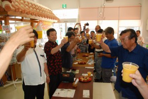 マンゴージュースで乾杯する参加者たち＝７日、宮古島市公設市場内の「市場の駅」・「青果の駅」