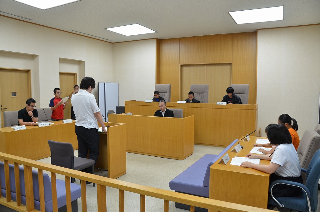 参加した子どもたちがそれぞれの役割を演じて行われた模擬裁判=6日、那覇地方裁判所平良支部 宮古毎日新聞社ホームページ 宮古島の最新ニュースが満載! 参加した子どもたちがそれぞれの役割を演じて行われた模擬裁判=6日、那覇地方裁判所平良支部 宮古毎日新聞社ホームページ 宮古島の最新ニュースが満載!