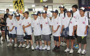岩手県宮古市の小学生で構成する選抜チームが来島。歓迎式で笑顔を見せるナイン＝３日、宮古空港