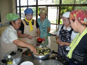 友利で古くから伝わる料理をつくる婦人ら＝１５日、城辺公民館