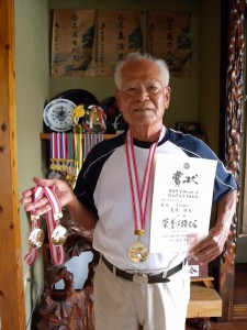 ２年連続で３冠を達成した亀濱敏夫さん＝２５日、亀濱さんの自宅