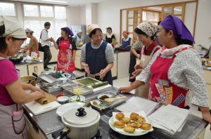 食改員のアドバイスを聞きながら料理に挑戦する参加者たち＝１４日、下地保健福祉センター