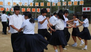 ３年生によるフォークダンス＝１５日、平良中運動場