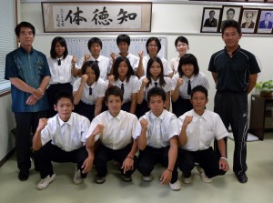 県新人大会で３位入賞し全九州大会に出場する宮高の生徒たち＝２６日、宮古高校
