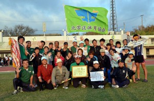 総合５連覇を達成した北学区のメンバー＝１４日、宮古島市陸上競技場
