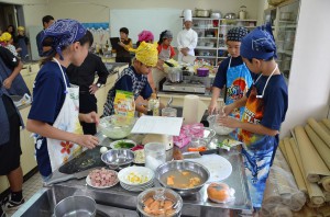 ４チームが熱戦を展開したキッズ野菜料理コンテスト＝１７日、城辺公民館