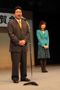 大臣就任祝賀会であいさつをする下地幹郎氏。右は志緒夫人＝２５日、ホテルアトールエメラルド宮古島